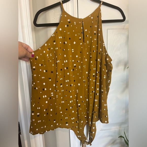 NWT Torrid sleeveless tank with key hole and tie - Picture 3 of 10